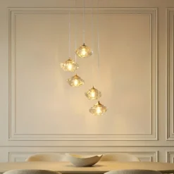 Lámpara colgante Lindby Piatra, Ø45cm, 5 luces, coñac/latón, cristal