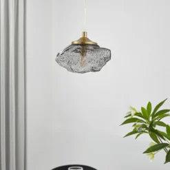 Lámpara colgante Lindby Piatra, humo/latón, cristal, Ø 16 cm, G9