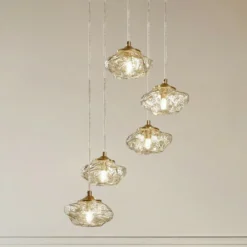 Lámpara colgante Lindby Piatra, Ø45cm, 5 luces, coñac/latón, cristal