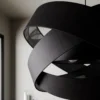Lámpara colgante Lindby Simaria, negra, de tela, Ø 60 cm, E27