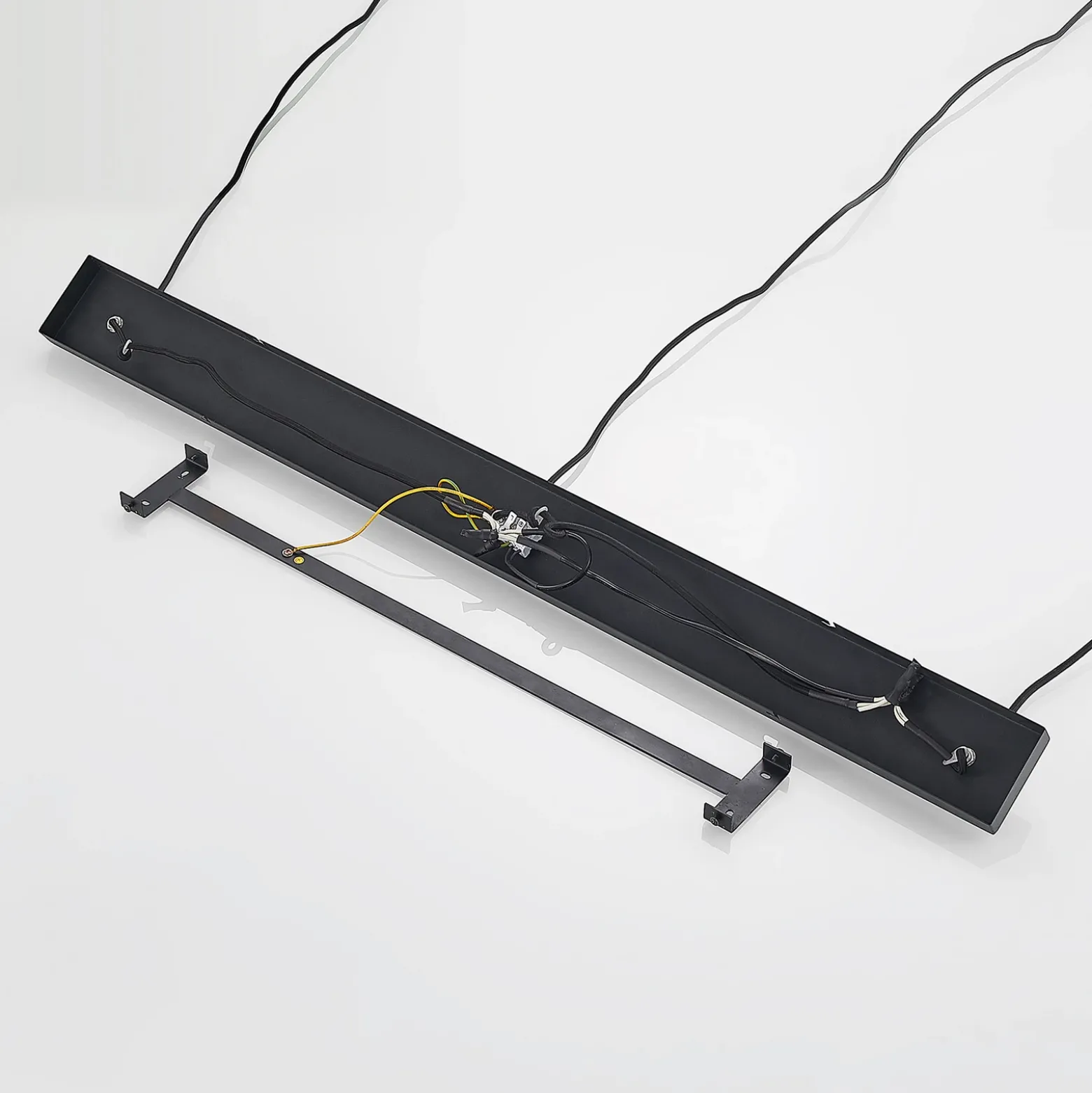 Lámpara colgante Lindby Tarjei, longitud 120cm, negro/oro, metal
