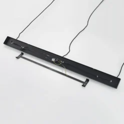 Lámpara colgante Lindby Tarjei, 146 cm de largo, negro/oro, metal