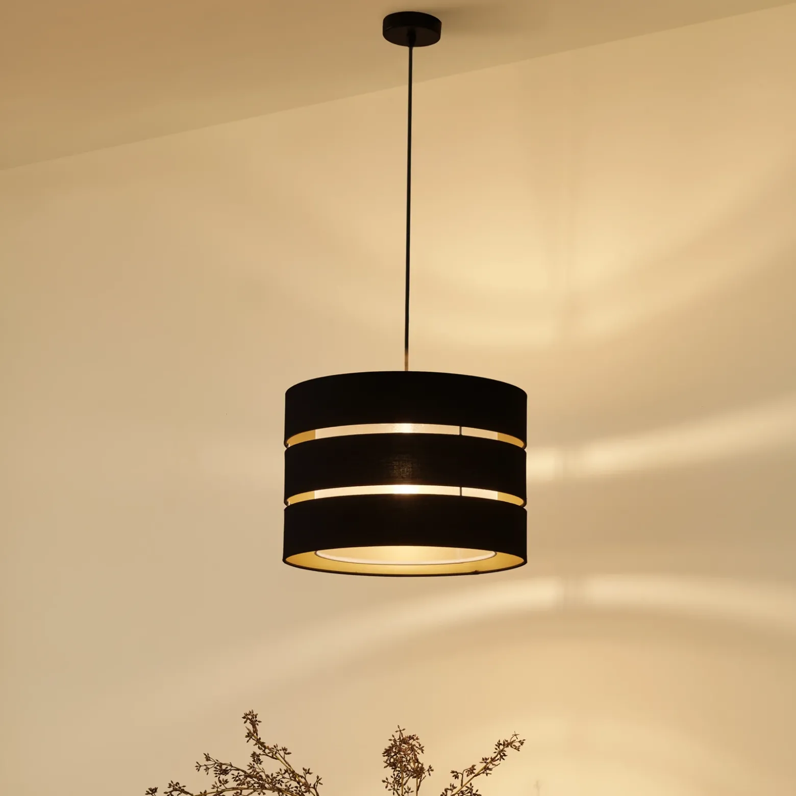 Lámpara colgante Lindby Tsomo, Ø 40 cm, negra, tela, E27