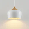 Lámpara colgante Lindby Vilsera, blanca, metal/madera, 26 cm, E27