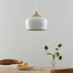 Lámpara colgante Lindby Vilsera, blanca, metal/madera, 26 cm, E27