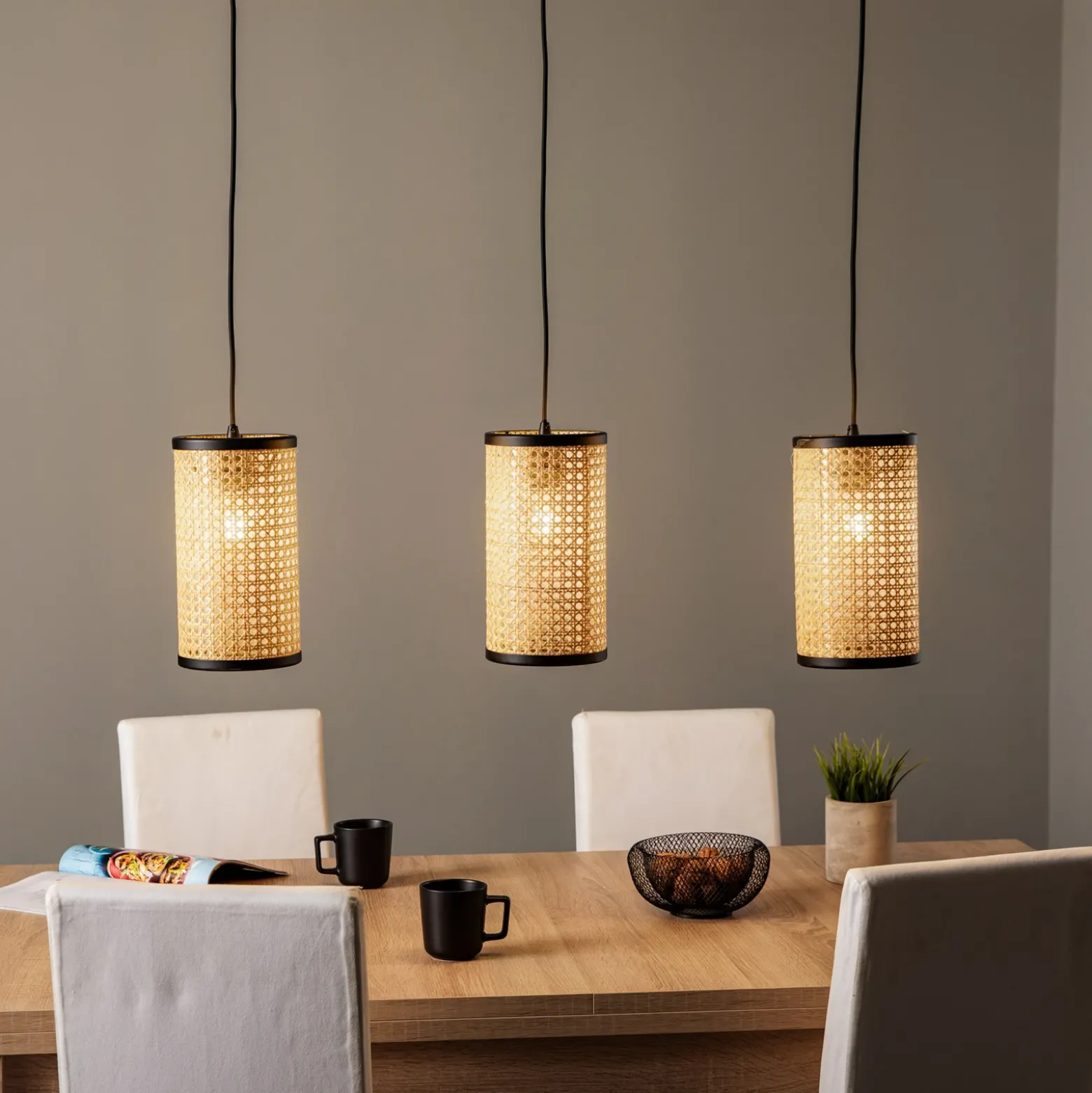 Lámpara colgante Lindby Yaelle, 92 cm de largo, 3 luces, ratán, E27
