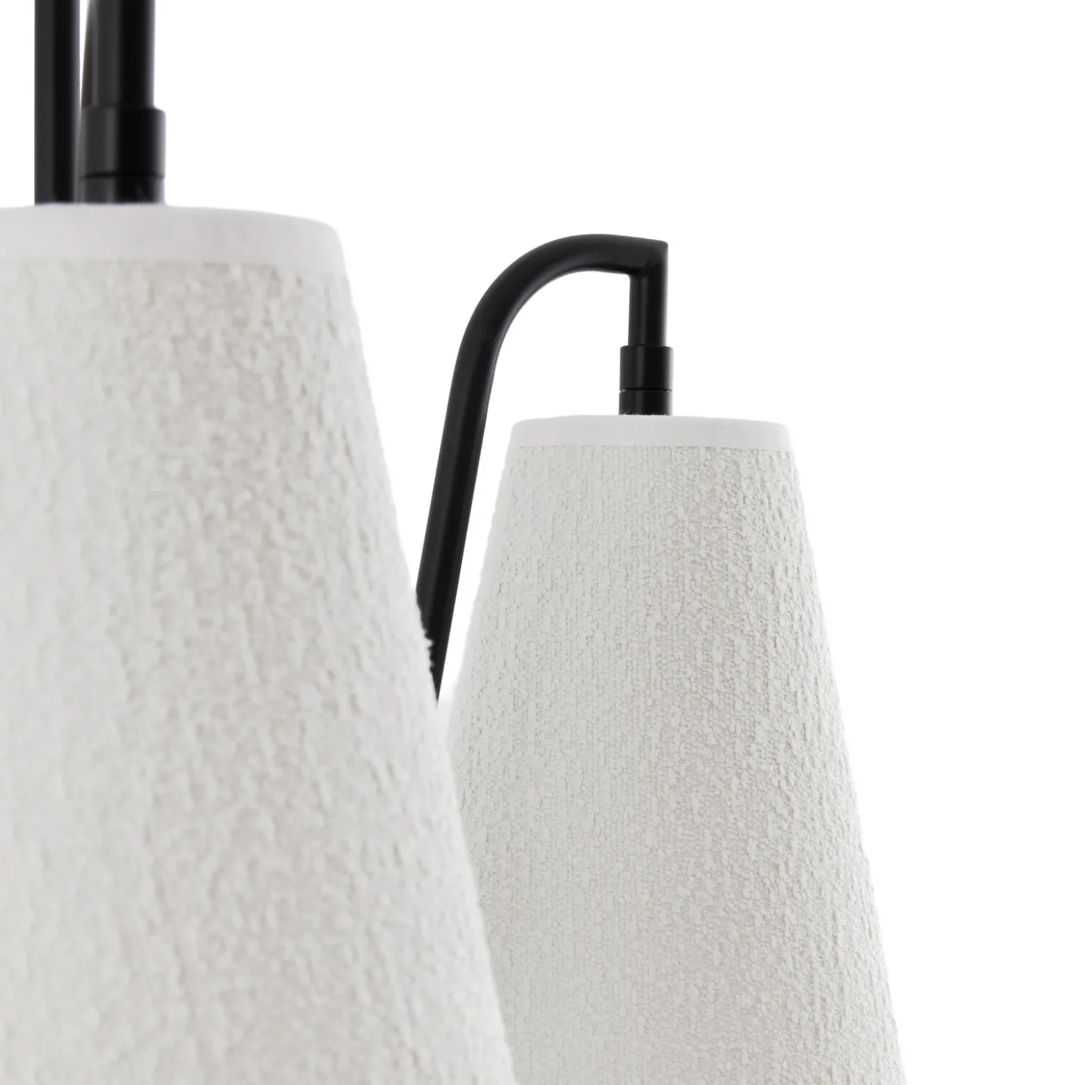 Lámpara colgante Lou 5 de Globen Lighting, en blanco bouclé y tela negra