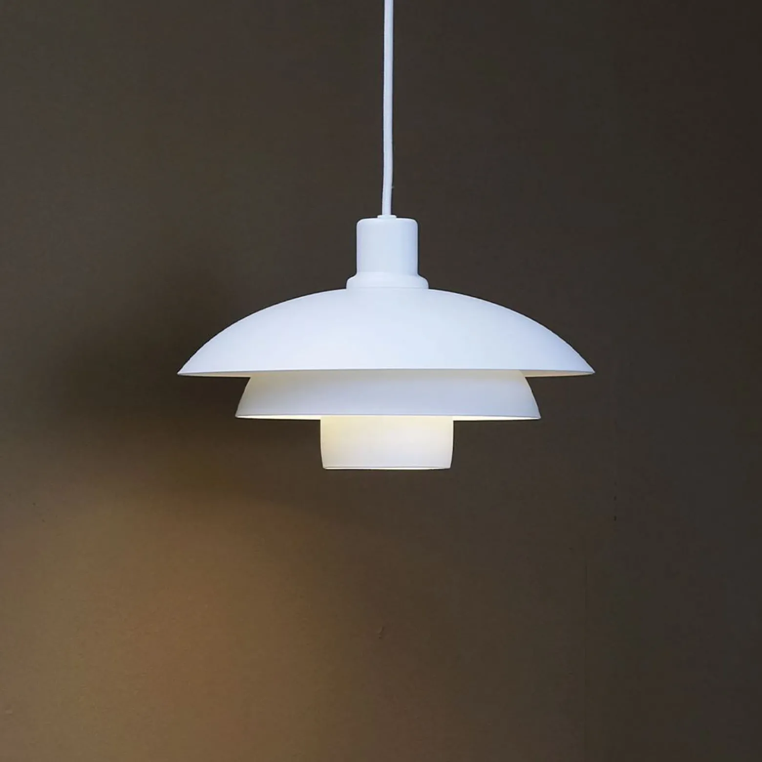 Lámpara colgante Morph de Dyberg Larsen, blanca, Ø 30 cm, metal