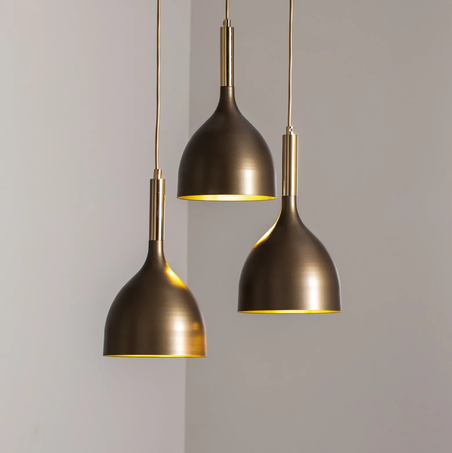 Lámpara colgante Noak 3 luces, redonda, titanio/oro, acero