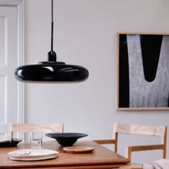 Lámpara colgante Planet de Dyberg Larsen, negra, Ø 40 cm, metal