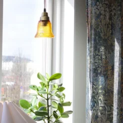 Lámpara colgante PR Home Emmi, ámbar/latón, cristal, enchufe, E27