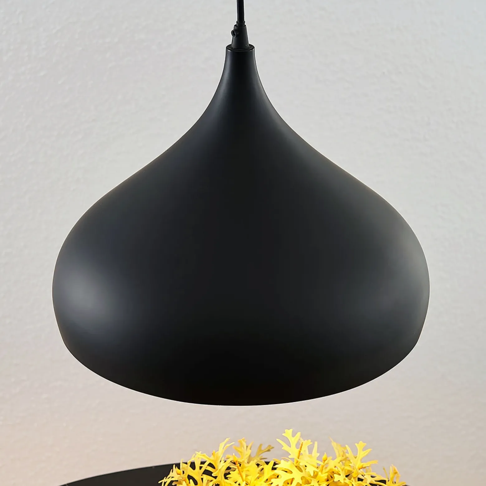 Lámpara colgante Ritana de Lindby, negro y dorado, metal, Ø 31 cm, E27