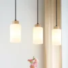 Lámpara colgante Rowena, madera clara/blanca, cristal, 3 luces, E27