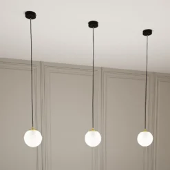 Lámpara colgante Royal, blanco opalino/negro, cristal, E14