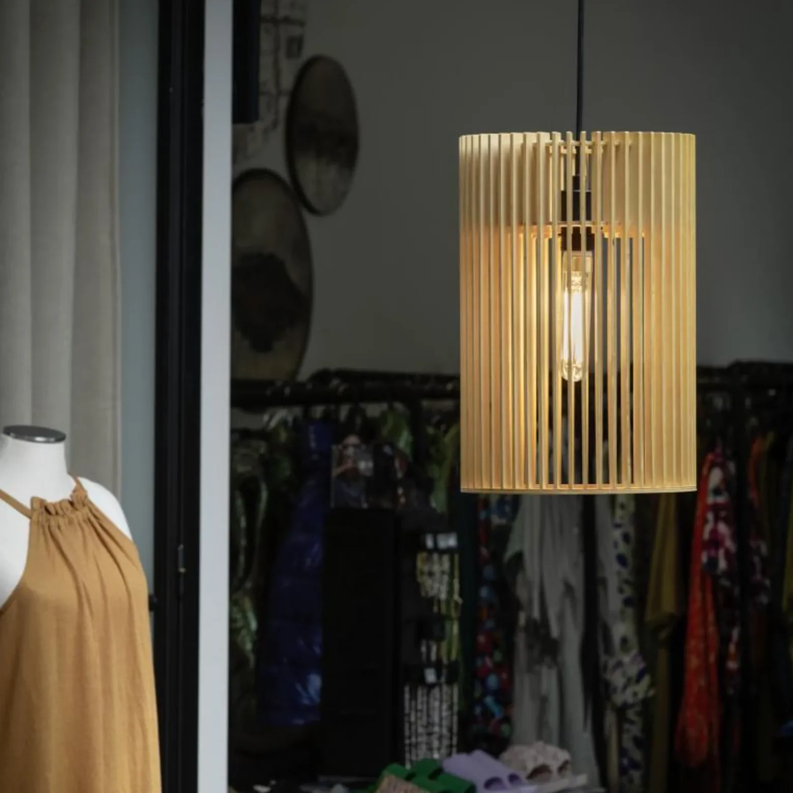 Lámpara colgante SLV Wud, madera clara, Ø 25 cm, madera