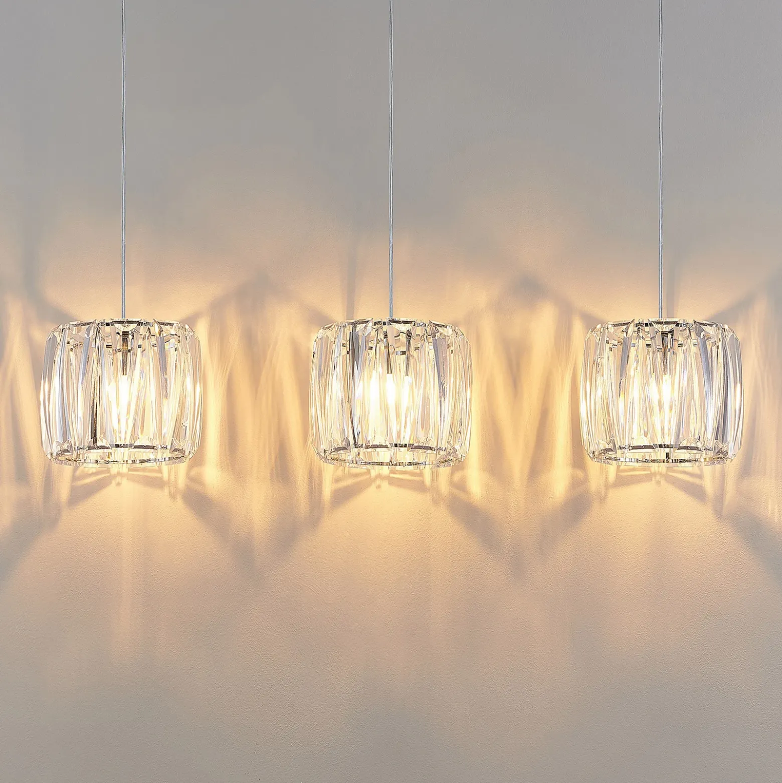 Lámpara colgante Sofia de Lindby, 107 cm, 3 luces, E14, cromo/claro