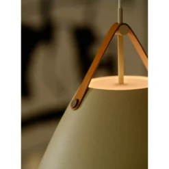 Lámpara colgante Strap, color arena, Ø 36 cm, metal/cuero
