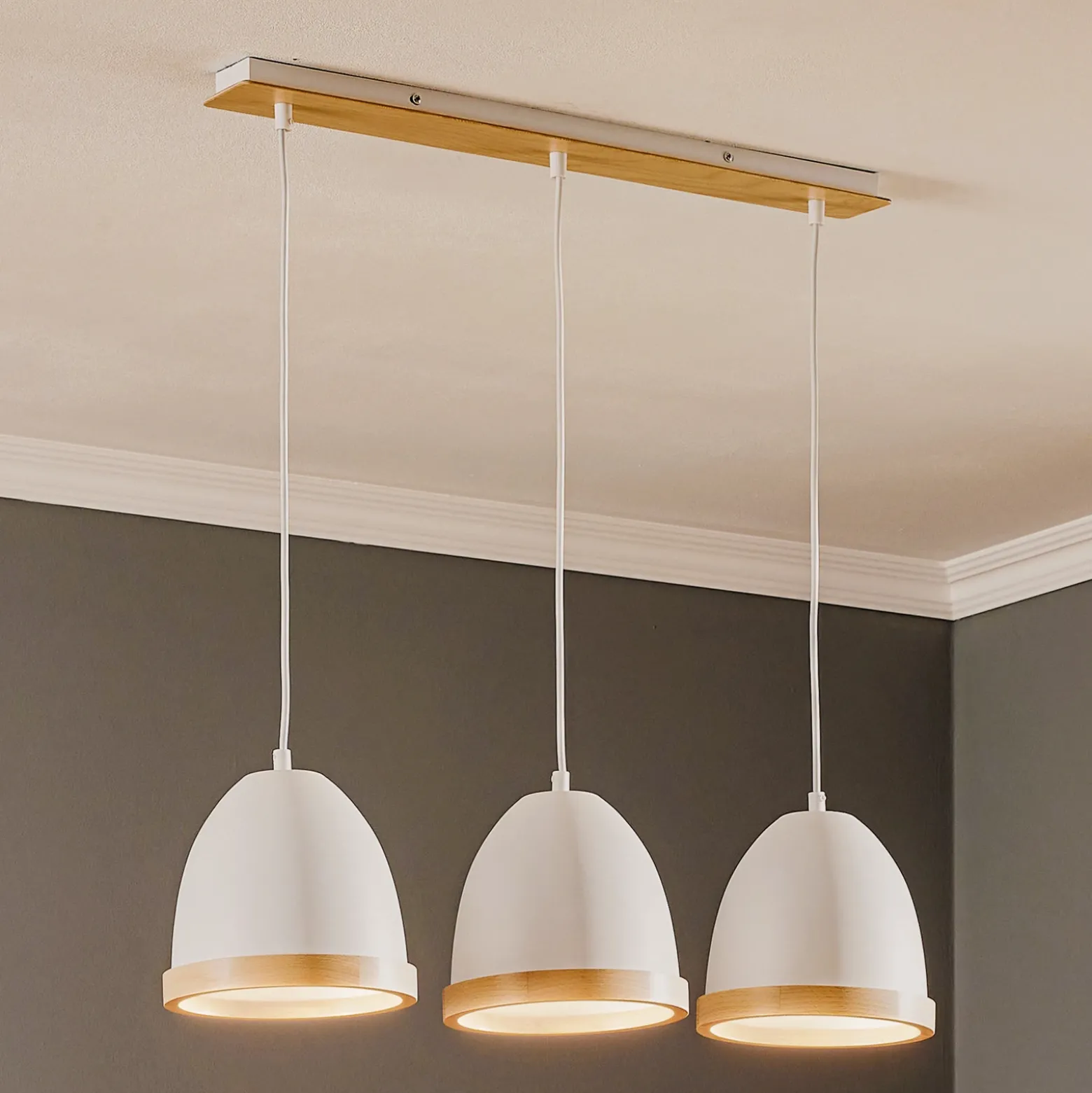 Lámpara colgante Studio con decoración de madera, 3 luces, blanca