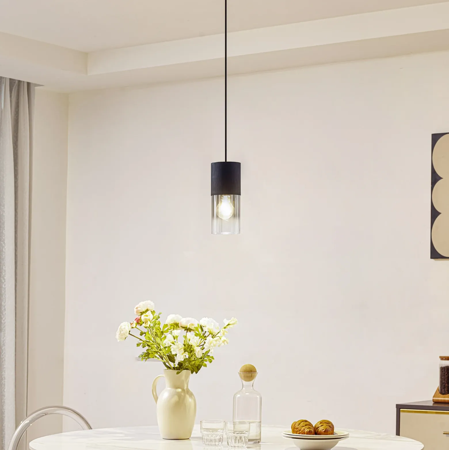 Lámpara colgante Svante de Lindby, 1 luz, negra, cristal, Ø 10 cm