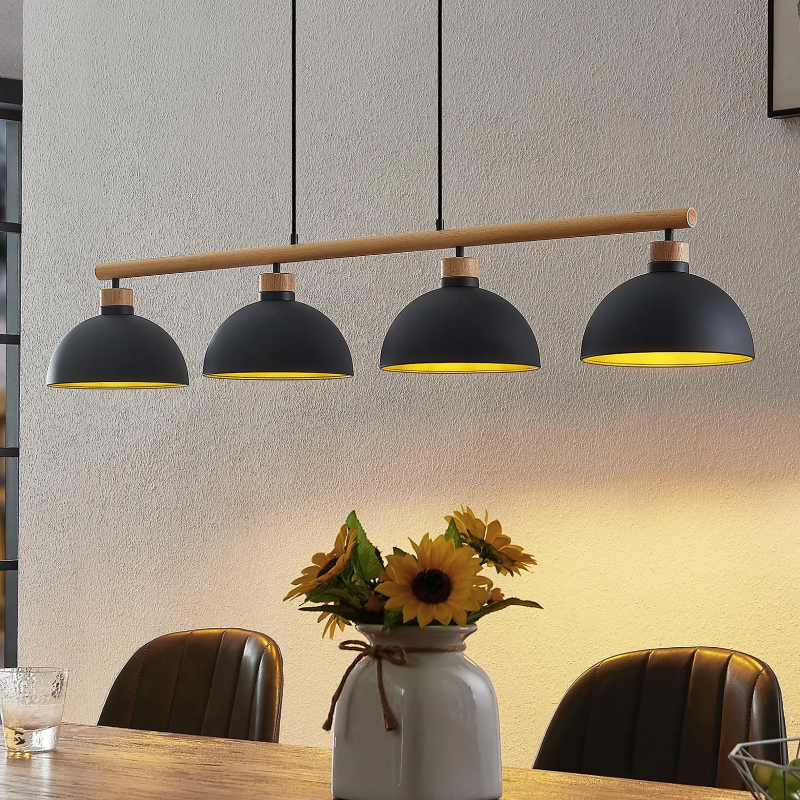 Lámpara colgante Tirzana de Lindby, 4 luces, negra, metal, madera