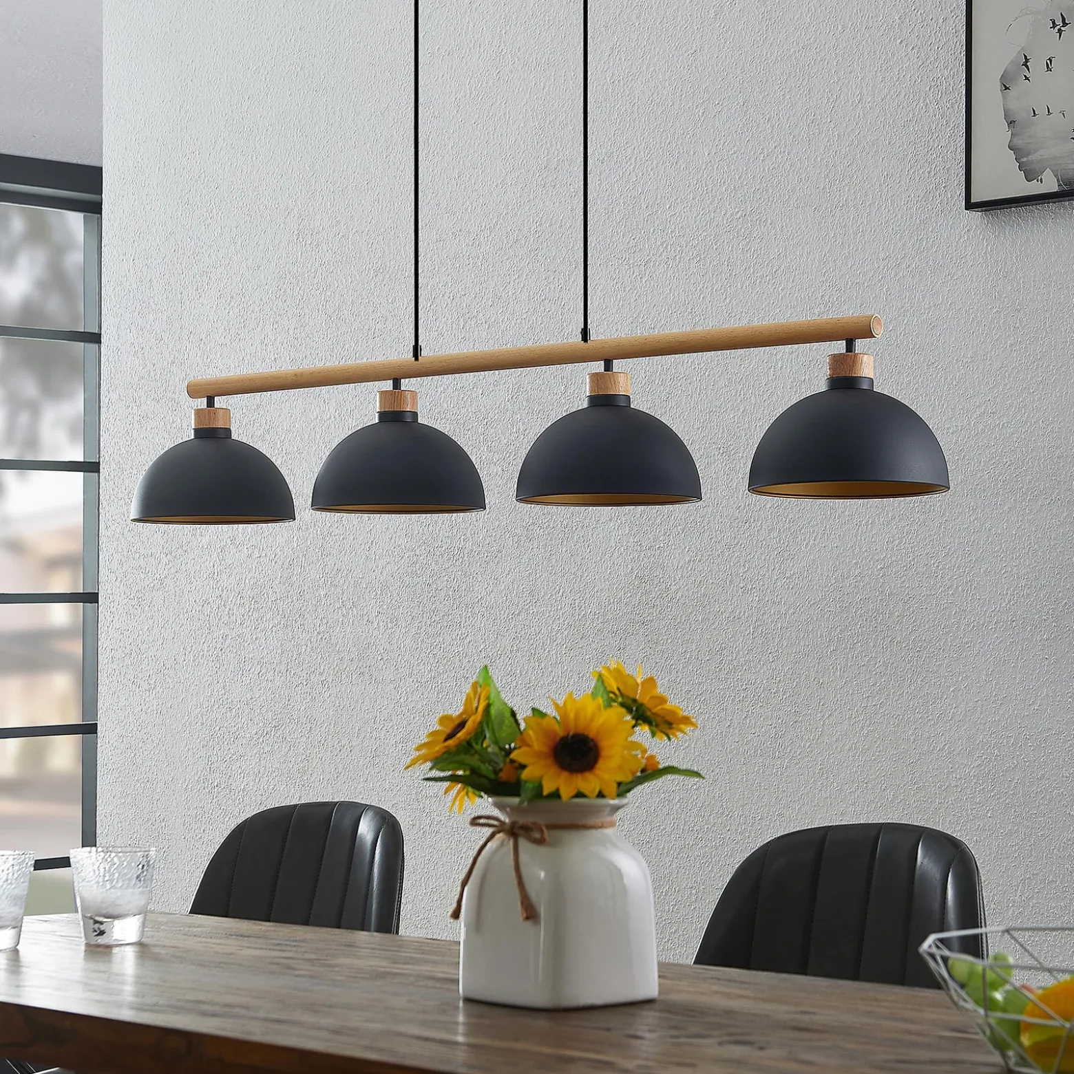 Lámpara colgante Tirzana de Lindby, 4 luces, negra, metal, madera