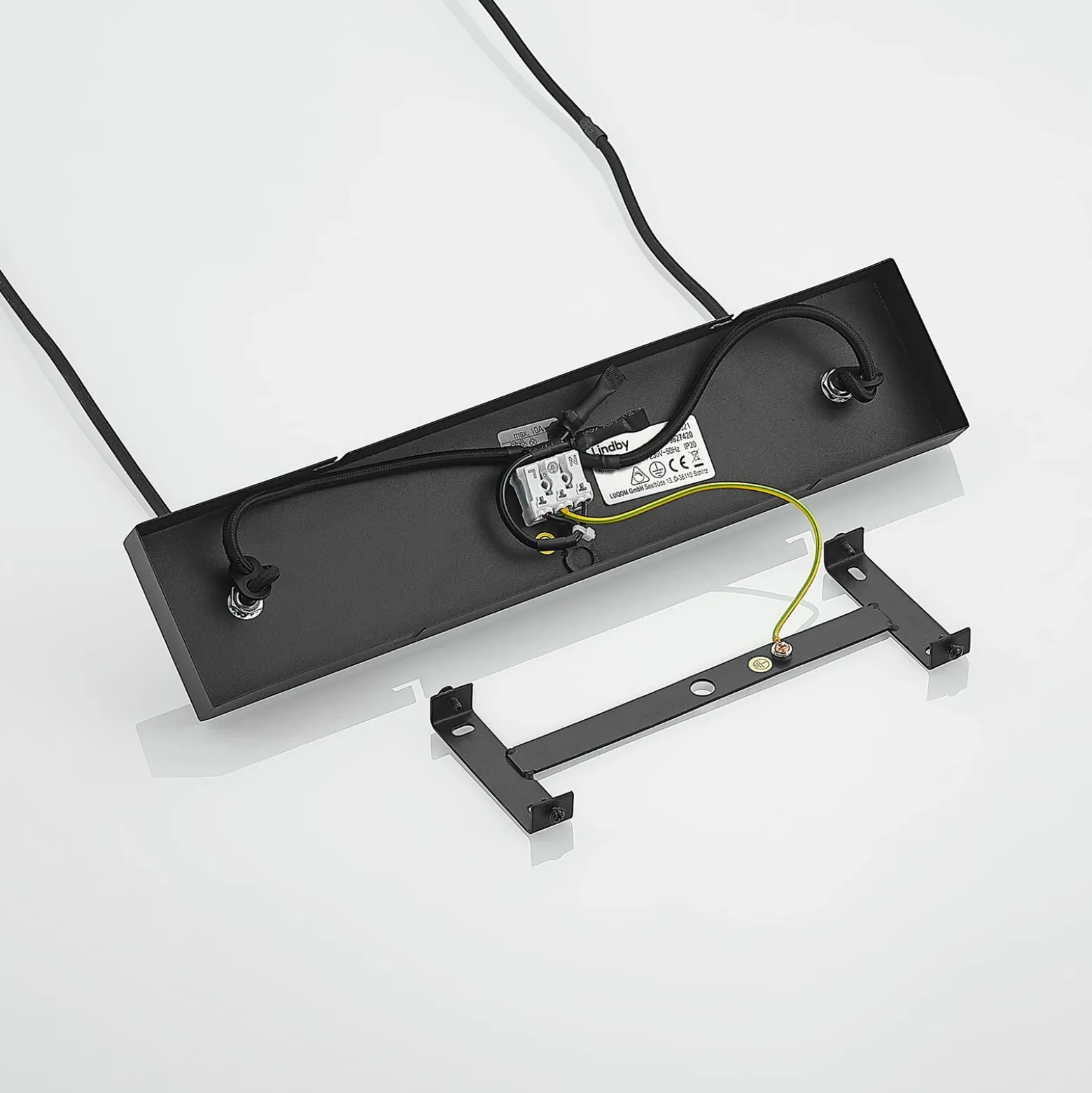 Lámpara colgante Tirzana de Lindby, 4 luces, negra, metal, madera