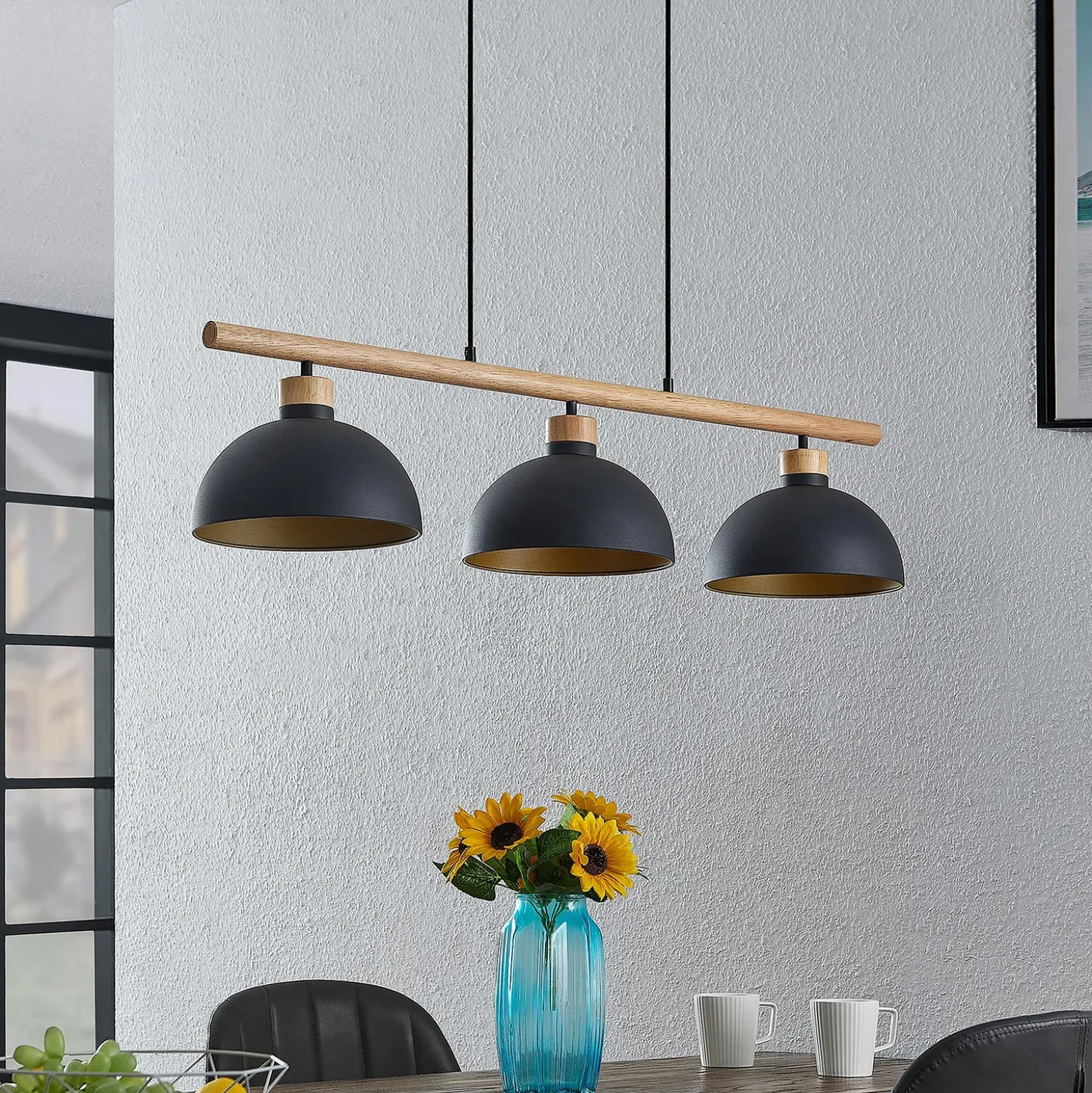 Lámpara colgante Tirzana de Lindby, 3 luces, negra, metal, madera