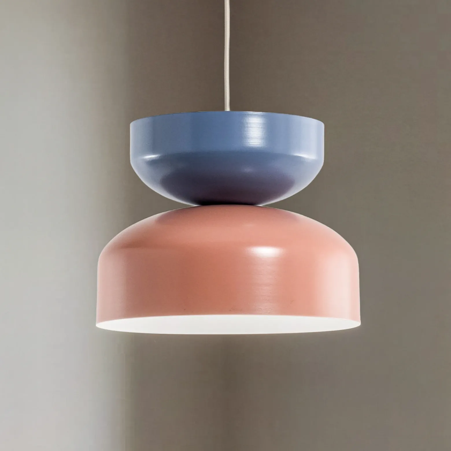 Lámpara colgante Tula, coral/azul, pantalla de metal