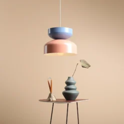 Lámpara colgante Tula, coral/azul, pantalla de metal