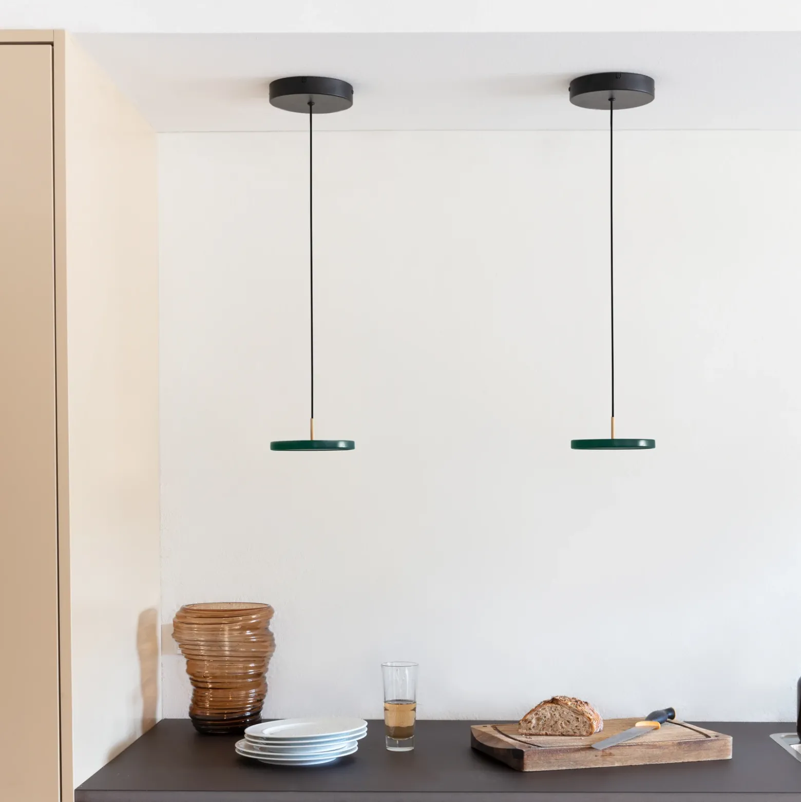 Lámpara colgante UMAGE Asteria MicroV2 atenuable, verde bosque