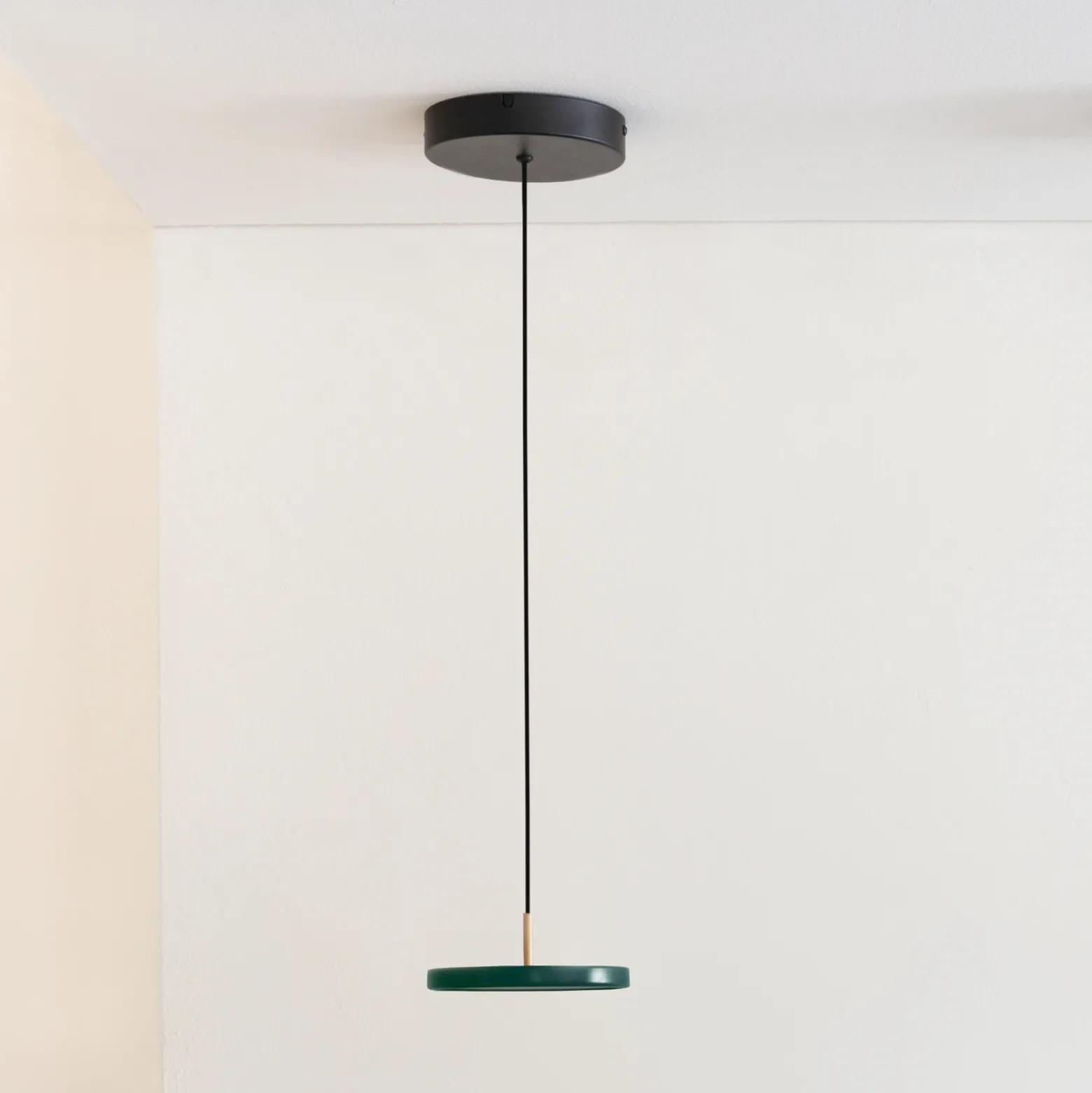 Lámpara colgante UMAGE Asteria MicroV2 atenuable, verde bosque