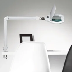 Lámpara con lupa LED MAULcrystal, blanca, con pinza, atenuable