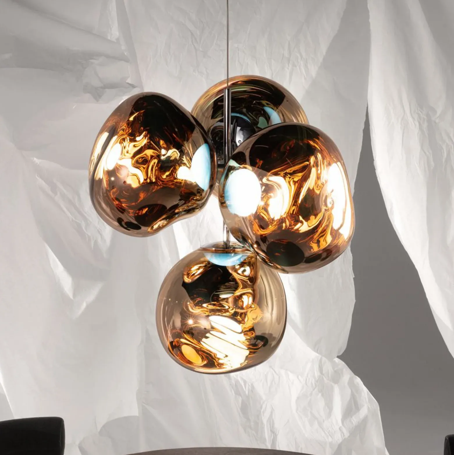 Lámpara de araña LED Melt Chandelier de Tom Dixon, color dorado
