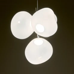 Lámpara de araña LED Melt Chandelier de Tom Dixon, color ópalo/cromo