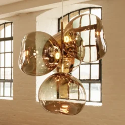 lámpara de araña LED Melt Chandelier de Tom Dixon, color bronce