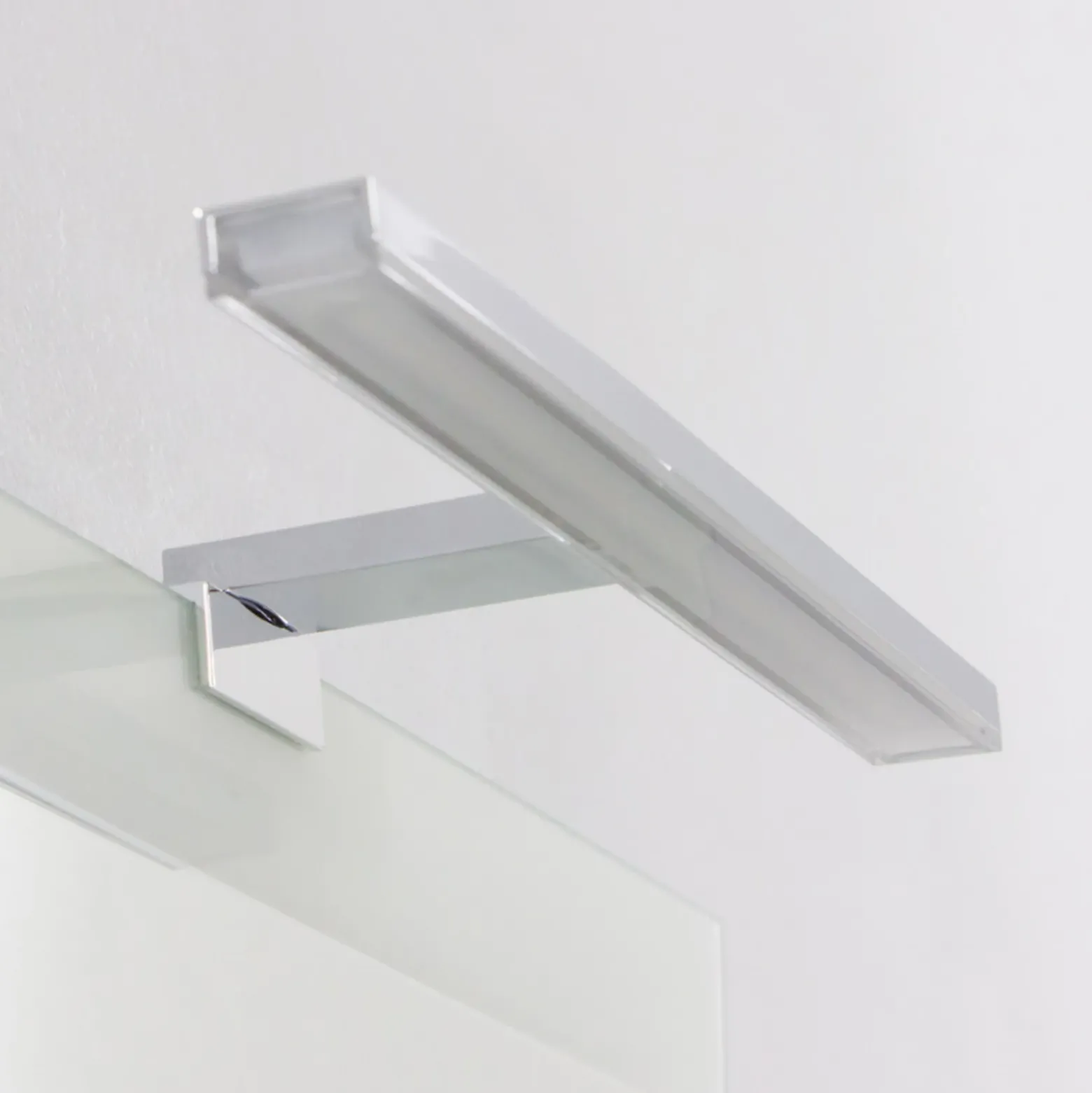 Lámpara de espejo LED Esther S3, bajo consum. IP44