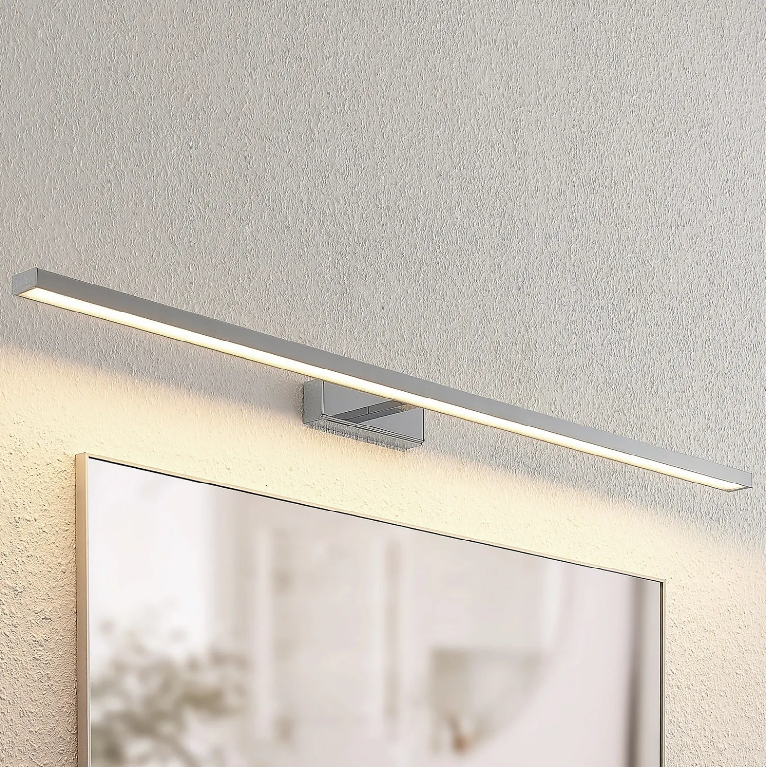 Lámpara de espejo LED Jukka de Lindby, 120 cm, cromo, metal, IP44