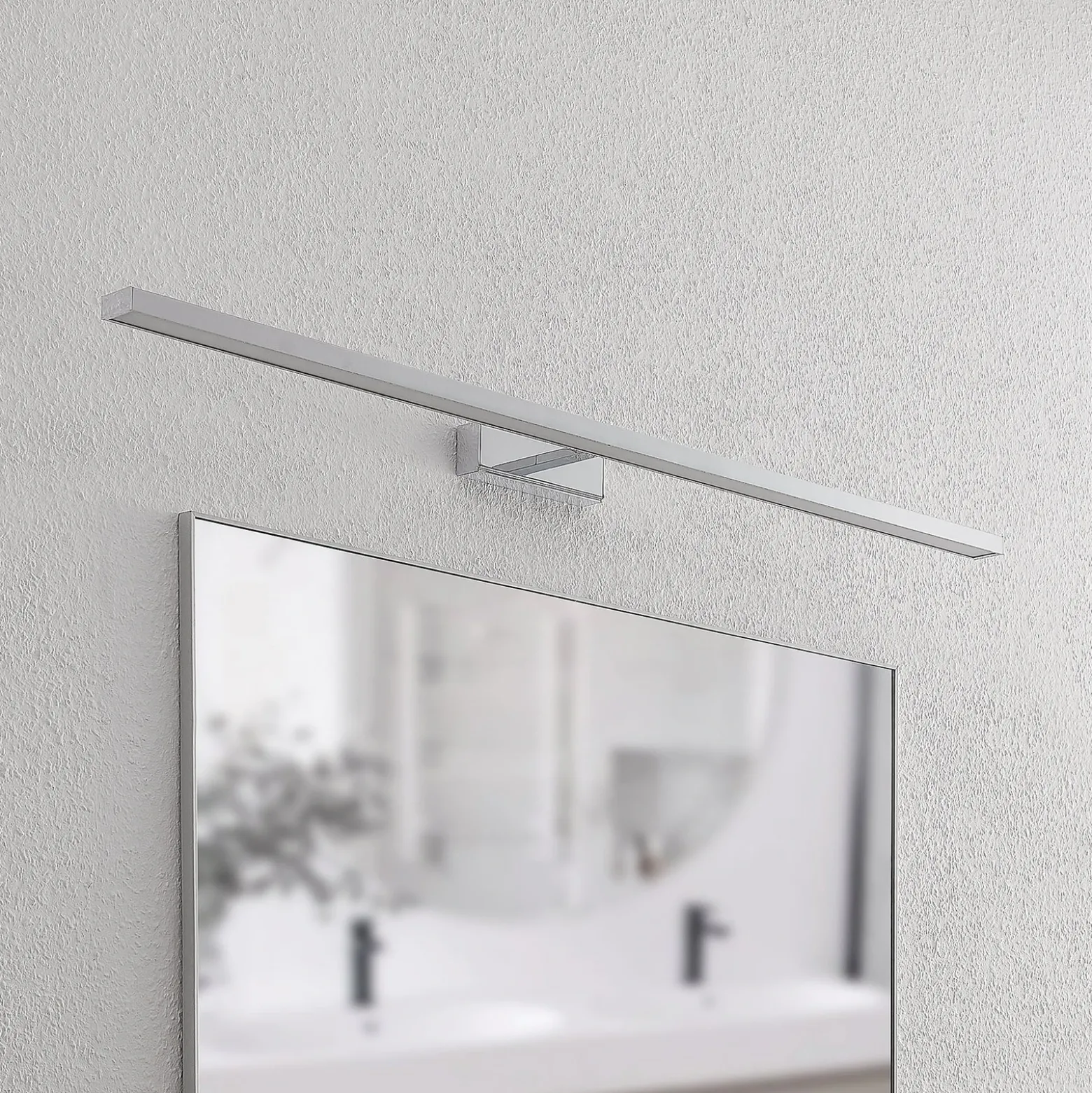 Lámpara de espejo LED Jukka de Lindby, 120 cm, cromo, metal, IP44
