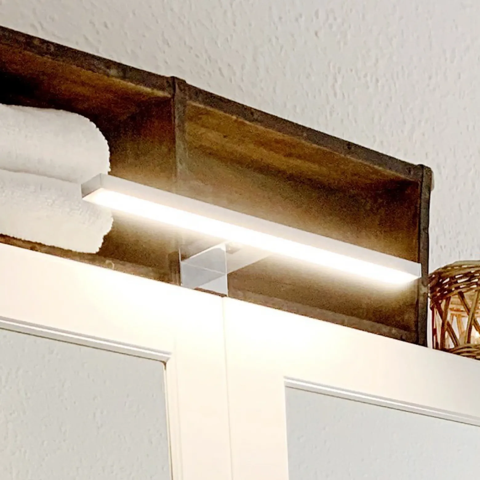 Lámpara de espejo LED Mira, 30 cm de ancho, cromada, metal, 4000 K