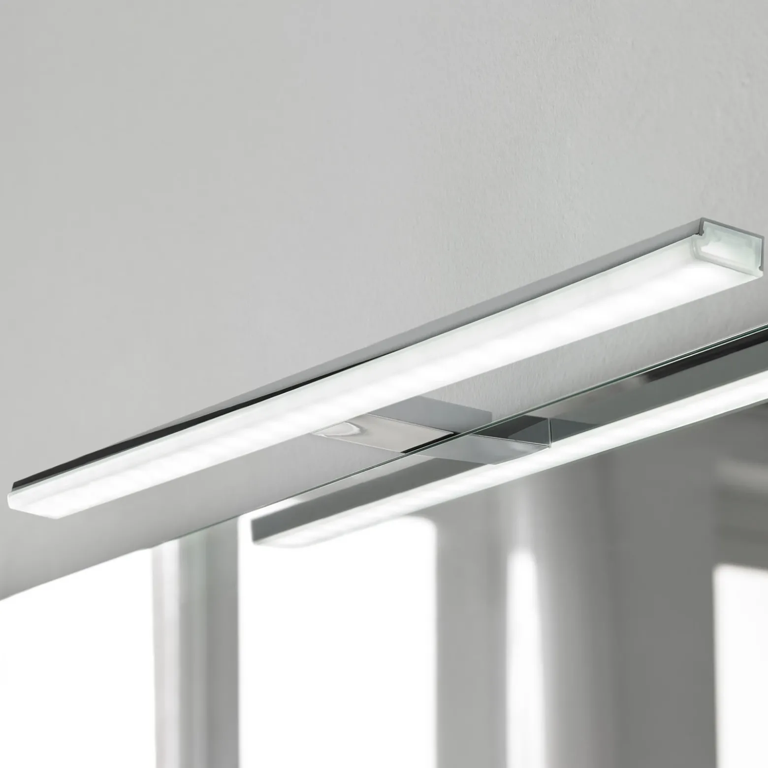 Lámpara de espejo LED Pandora, cromo, anchura 60,8 cm