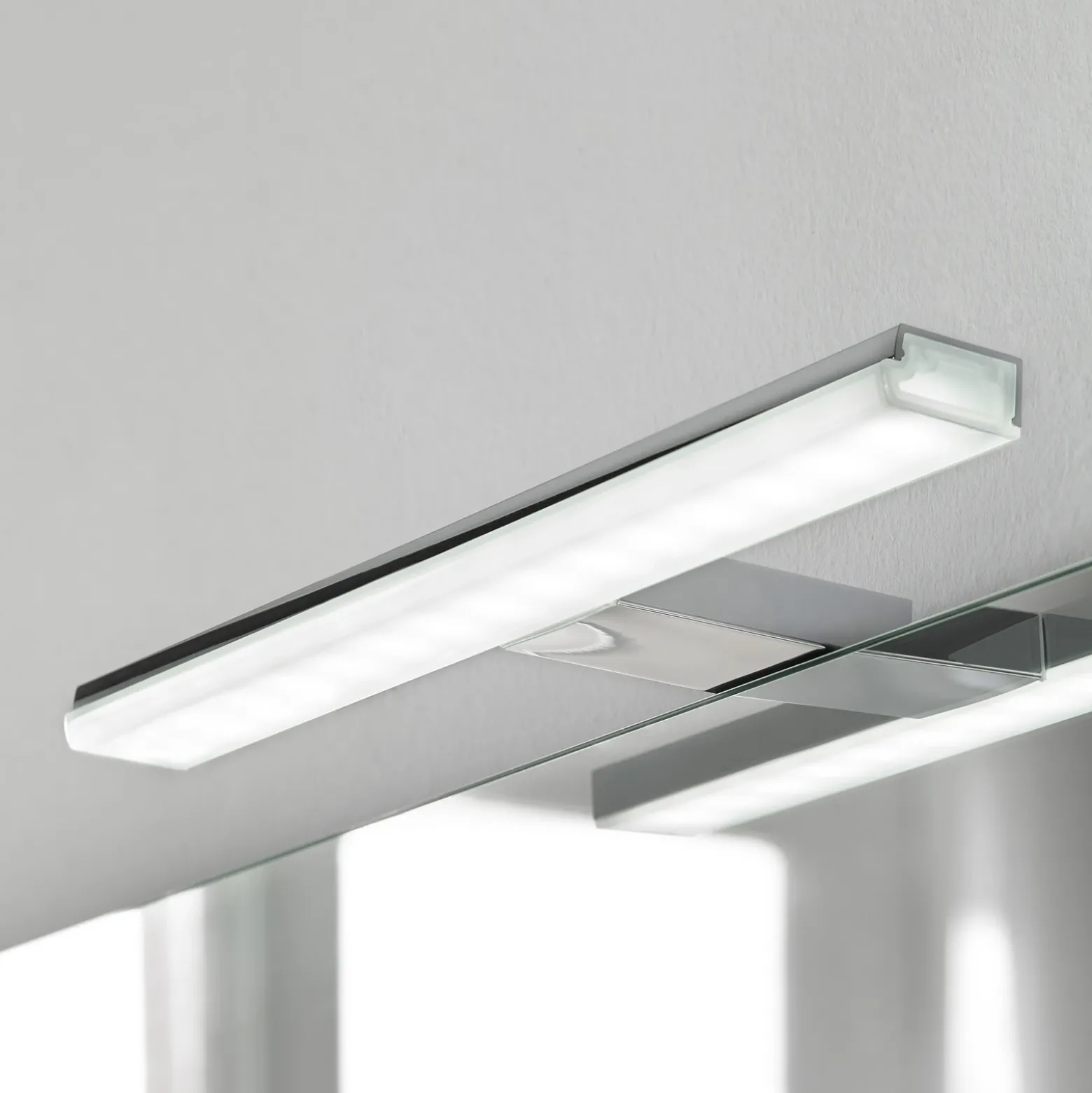Lámpara de espejo LED Pandora, cromo, ancho 20,8 cm