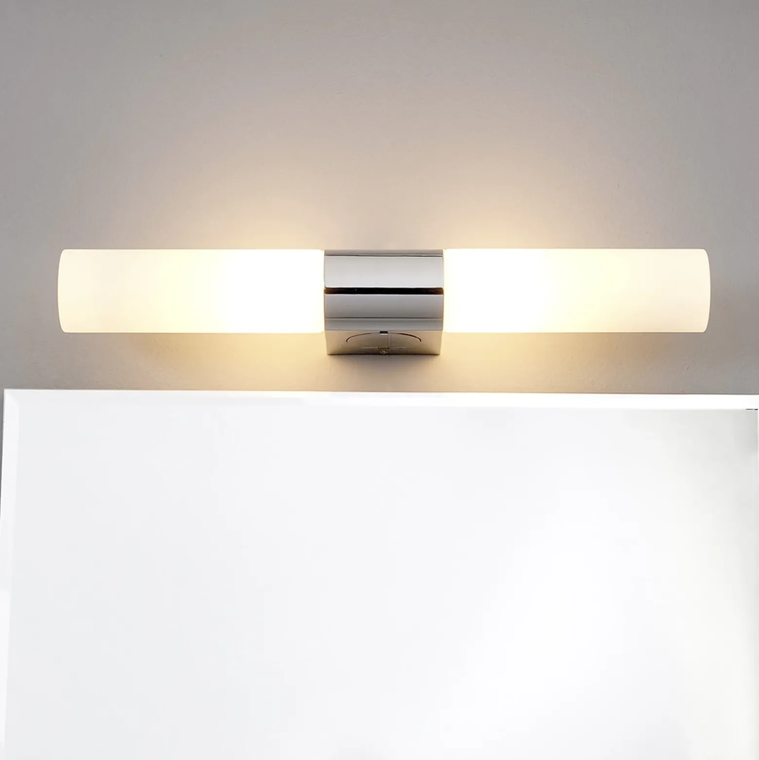 Lámpara de espejo Ziva de Lindby, enchufe, blanco, cristal, IP44