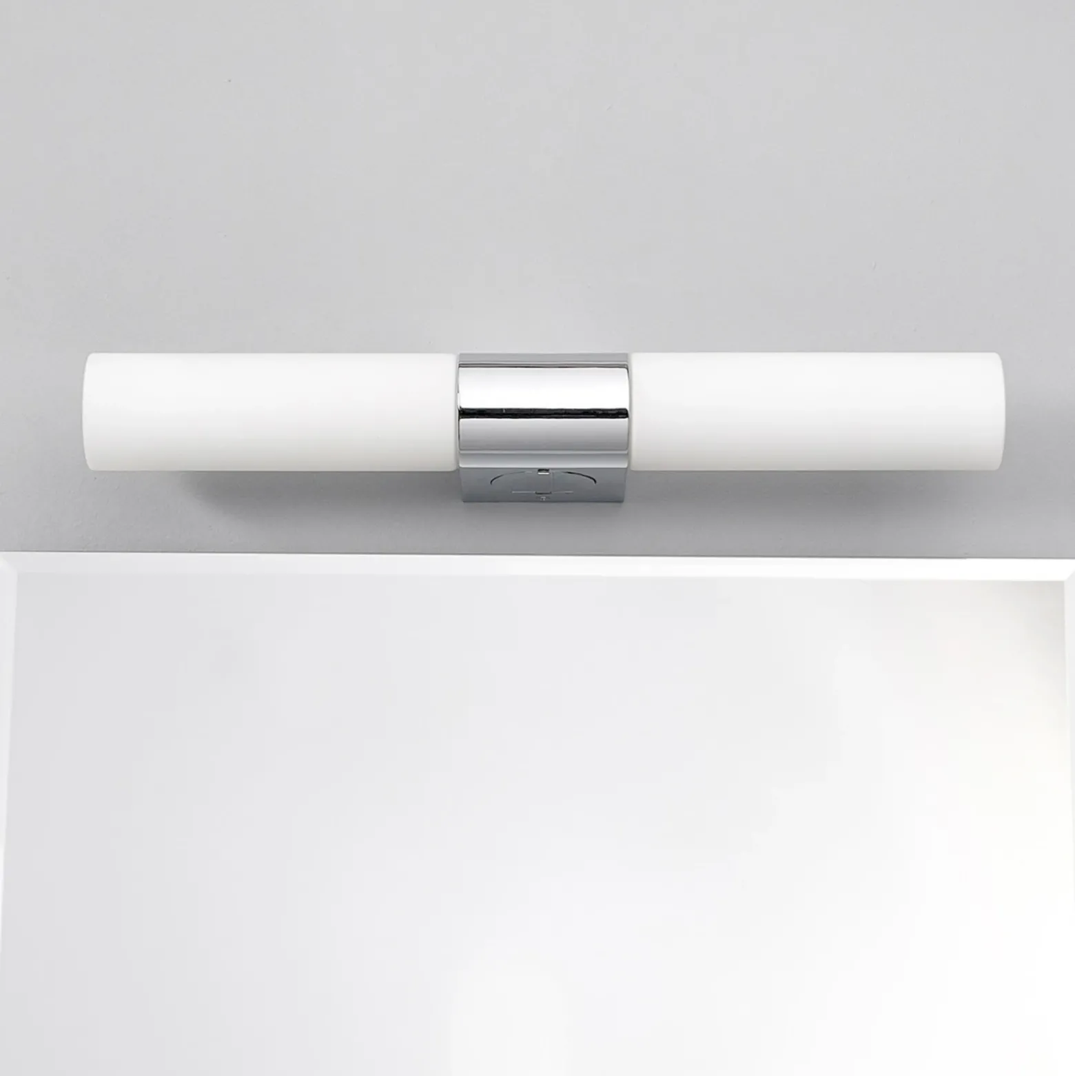 Lámpara de espejo Ziva de Lindby, enchufe, blanco, cristal, IP44