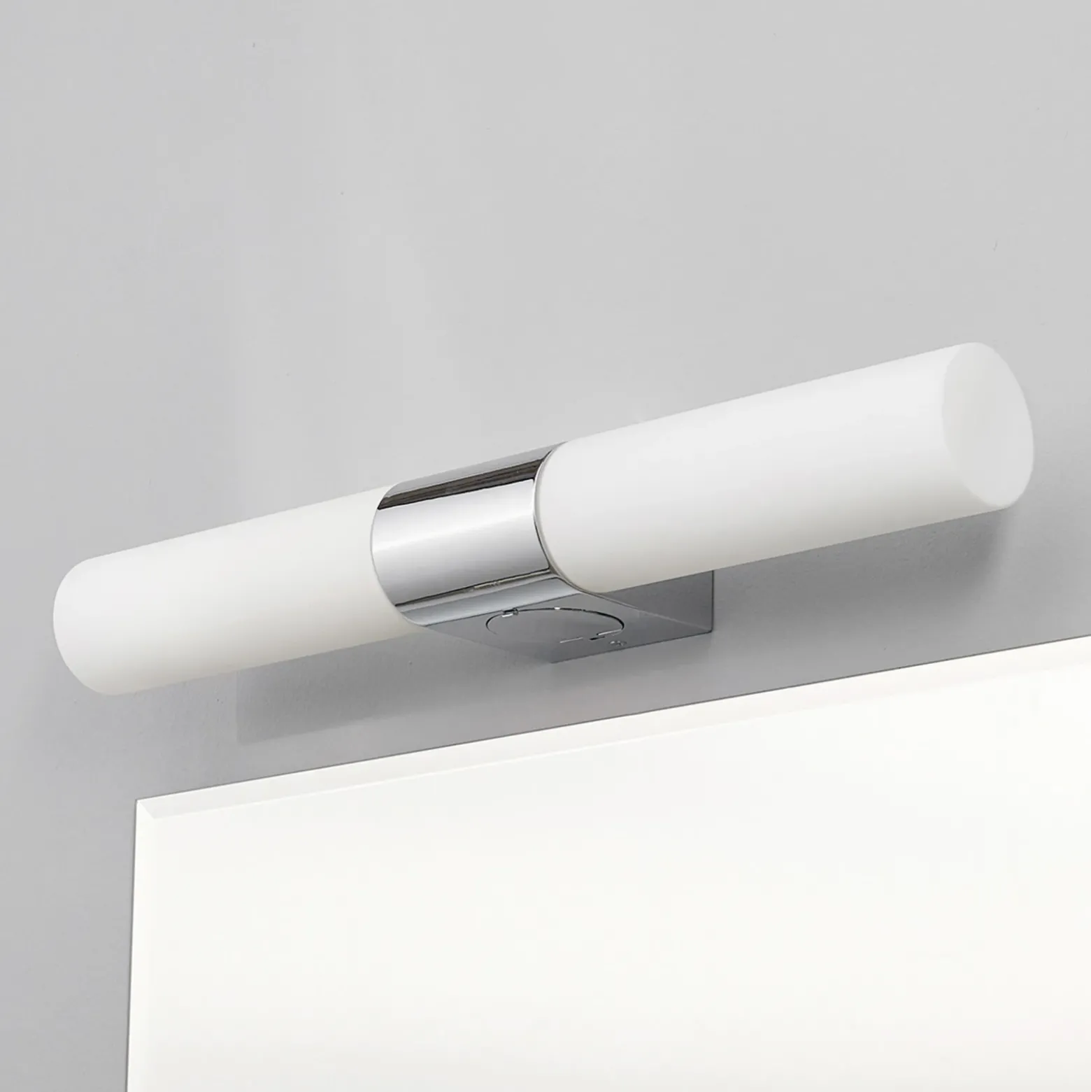 Lámpara de espejo Ziva de Lindby, enchufe, blanco, cristal, IP44