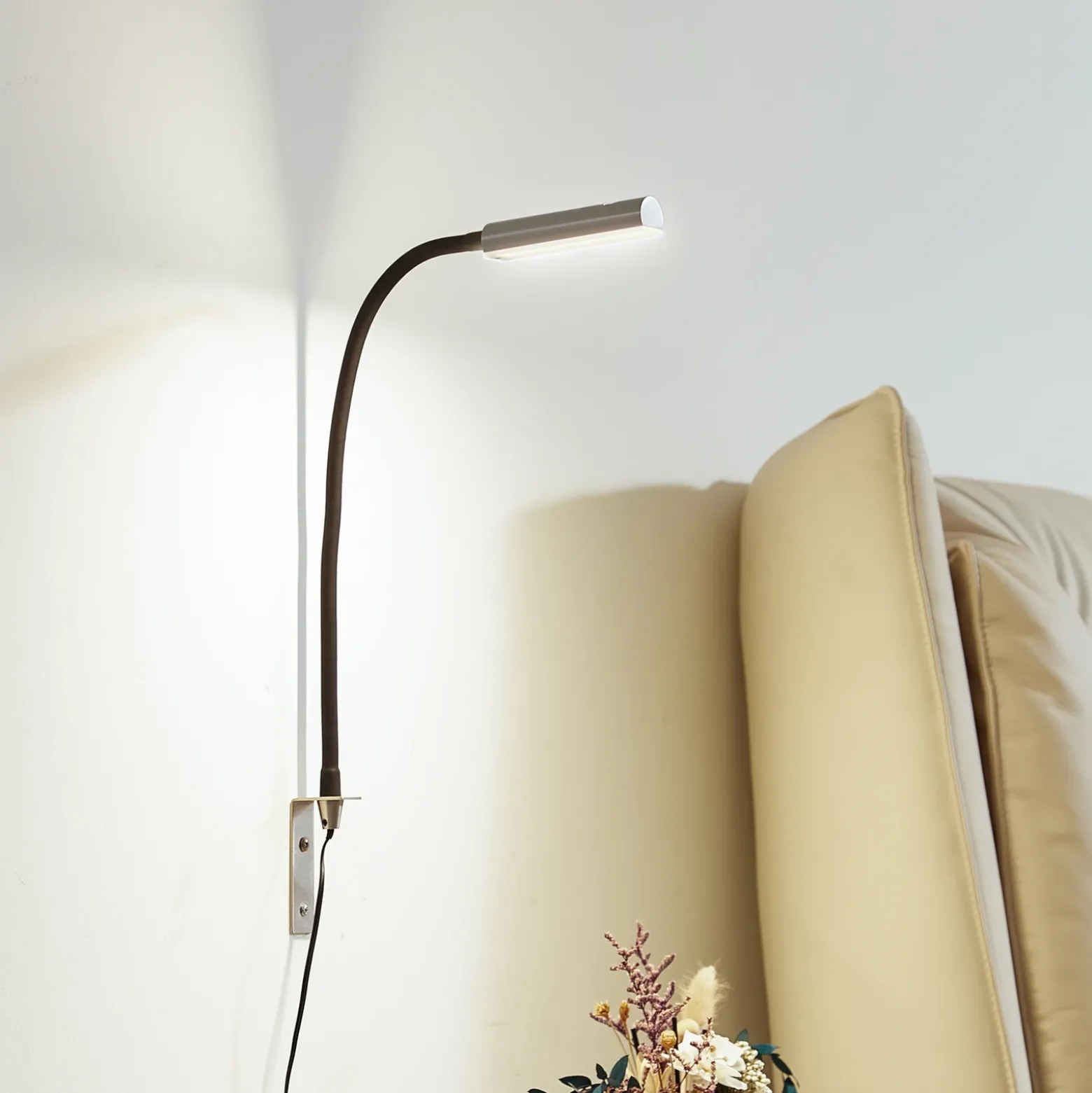 Lámpara de lectura LED Flexola de Lindby, níquel, angular, metal, enchufe