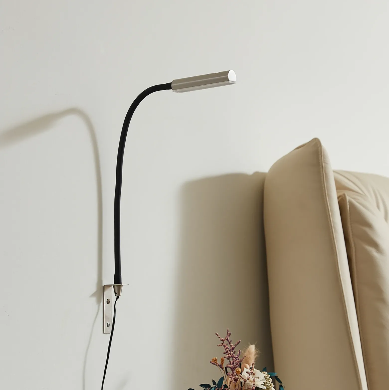 Lámpara de lectura LED Flexola de Lindby, níquel, angular, metal, enchufe