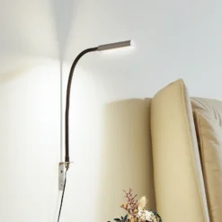 Lámpara de lectura LED Lindby Flexola, níquel, angular, metal, enchufe