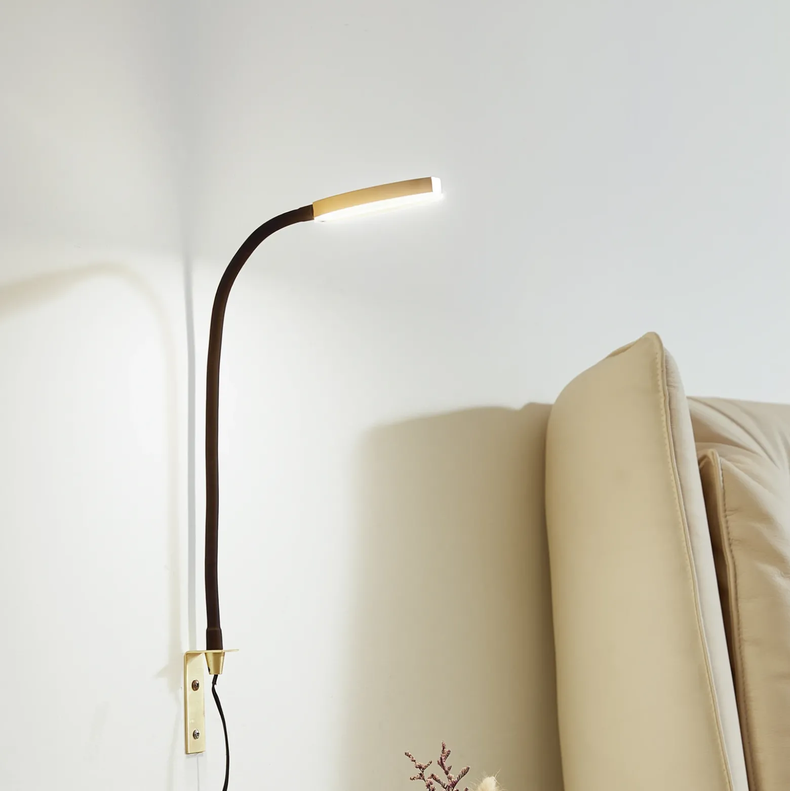 Lámpara de lectura LED Lindby Flexola, dorada, redonda, metal, enchufe