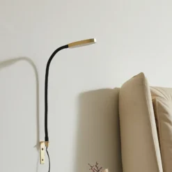 Lámpara de lectura LED Lindby Flexola, dorada, redonda, metal, enchufe