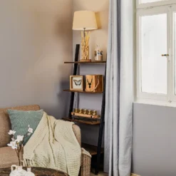 Lámpara de mesa Agar con pantalla de tela y elemento de madera
